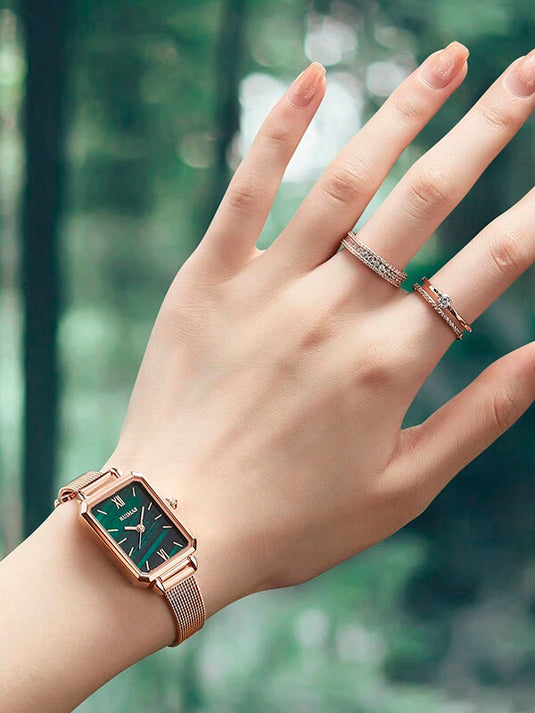 Relógio Feminino Minimalista Malachite RM29L Square com Mostrador Verde e Pulseira de Malha de Aço Rosé no Pulso de Mulher